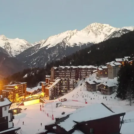 Superbe appartement en résidence skis aux pieds Courchevel Esterno foto