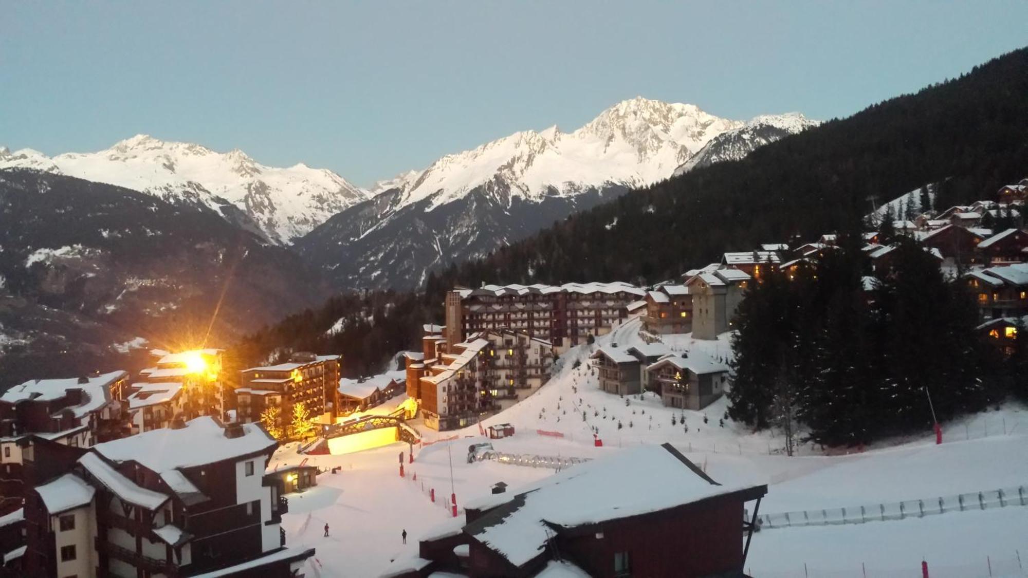 Superbe En Skis Aux Pieds